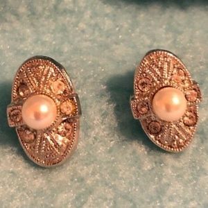 Oval gold tone, peal/ rhinestone pierced earrings